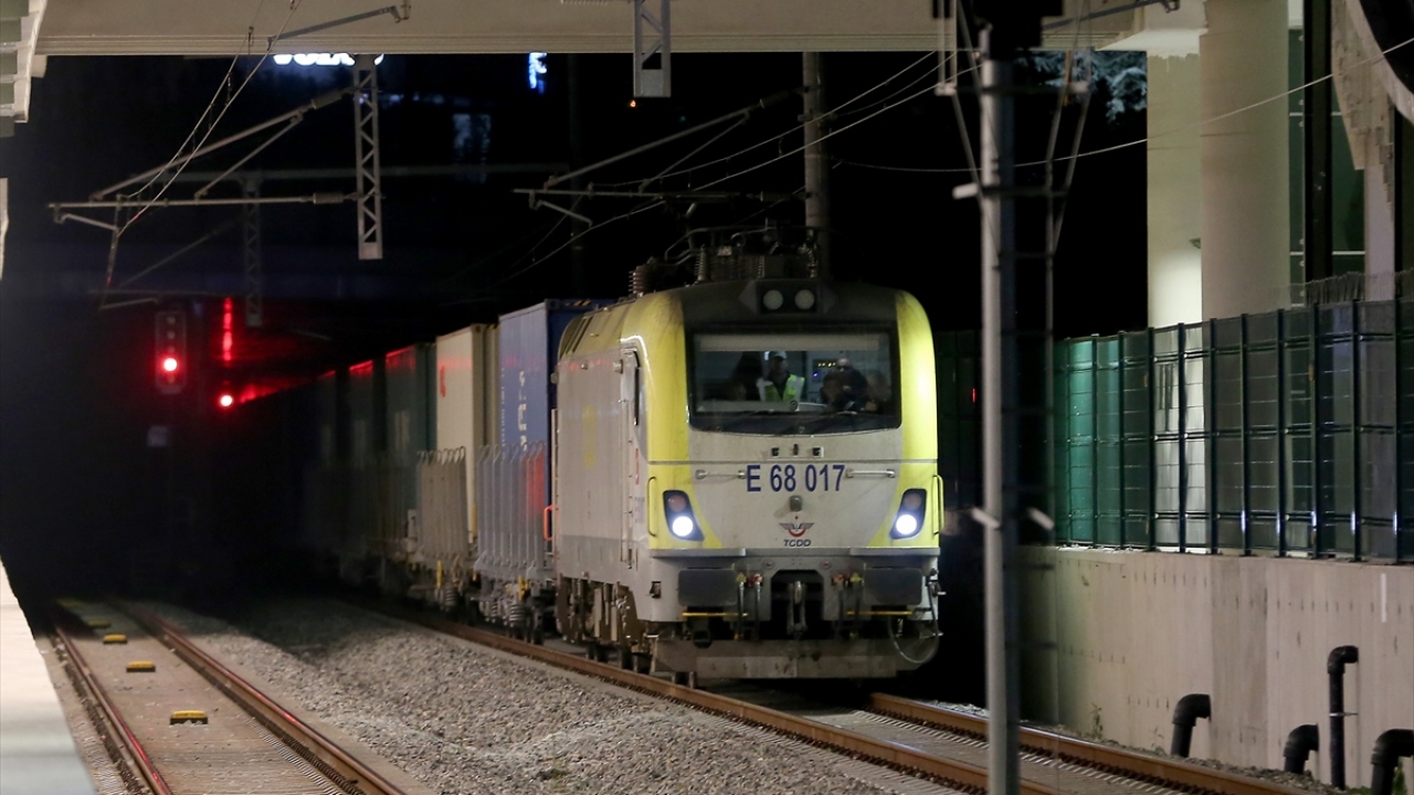 Ayrılık Çeşmesi durağına gelen tren Üsküdar, Sirkeci, Yenikapı ve Kazlıçeşme duraklarını geçerek Zeytinburnu`na ulaştı.