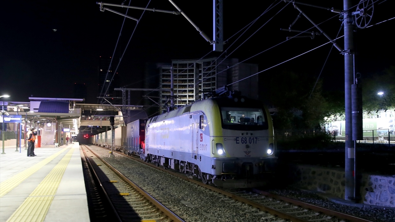 Toplam uzunluğu 820 metre olan 42 konteyner yüklü vagonla hareket eden tren, Avrupa`ya ulaşarak tarihe geçti.