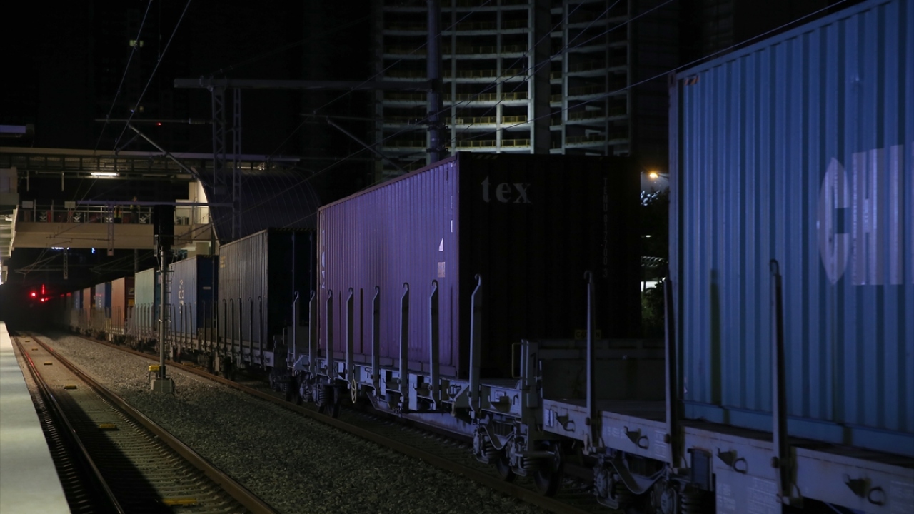 Çin`den Avrupa`ya kesintisiz giden ilk yük treni China Railway Express, 2 kıta, 10 ülke, 2 denizi aşarak, 11 bin 483 kilometrelik yolu 12 günde katedecek ve son durağı Prag`a ulaşacak.