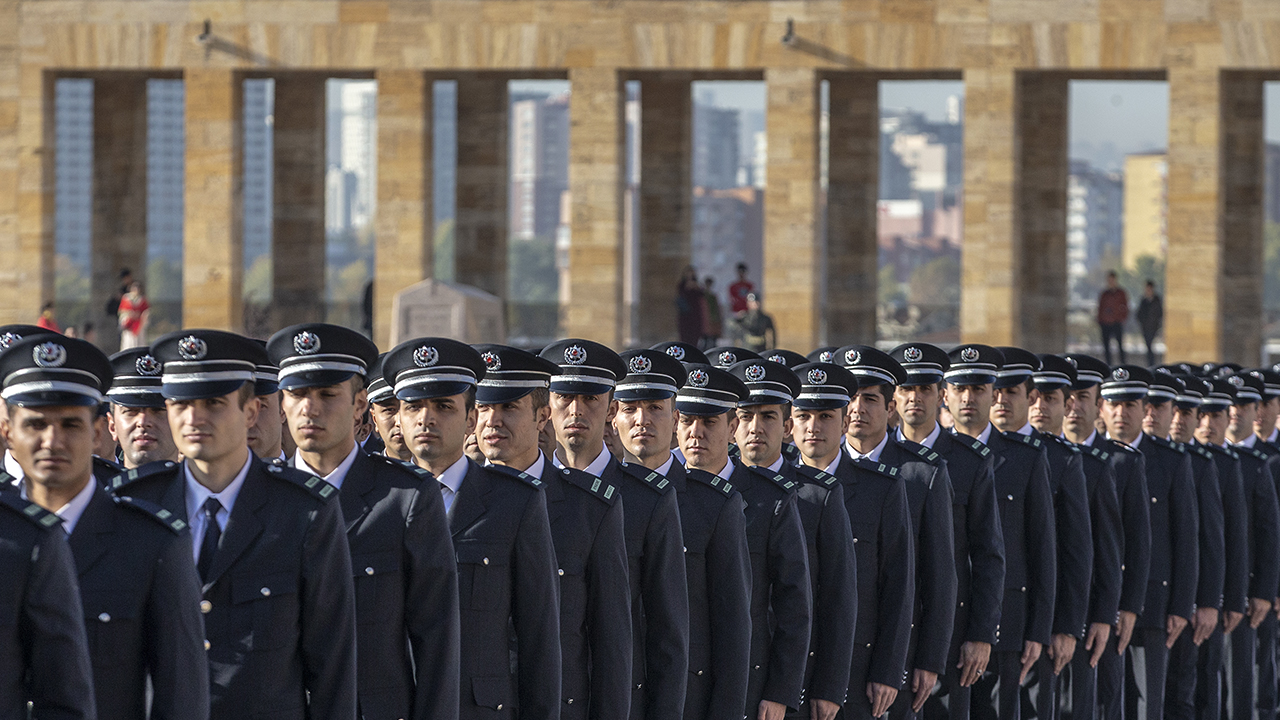 Aktaş ile çeşitli birimlerden emniyet mensupları, Aslanlı Yol`dan yürüyerek mozoleye geldi, mozoleye çelenk bırakarak saygı duruşunda bulundu.