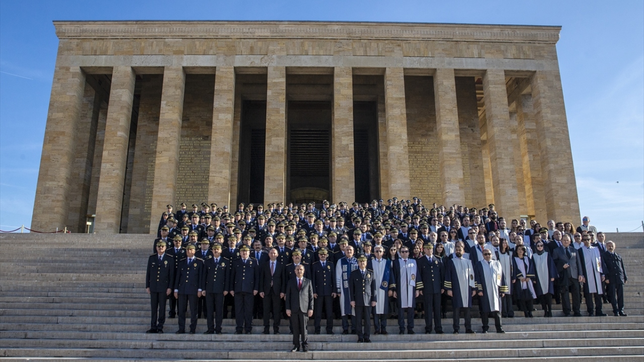 Anıtkabir merdivenlerinde hatıra fotoğrafı çektirilmesinin ardından Misak-ı Milli Kulesi`ne geçen Aktaş, Anıtkabir Özel Defteri`ni imzaladı.