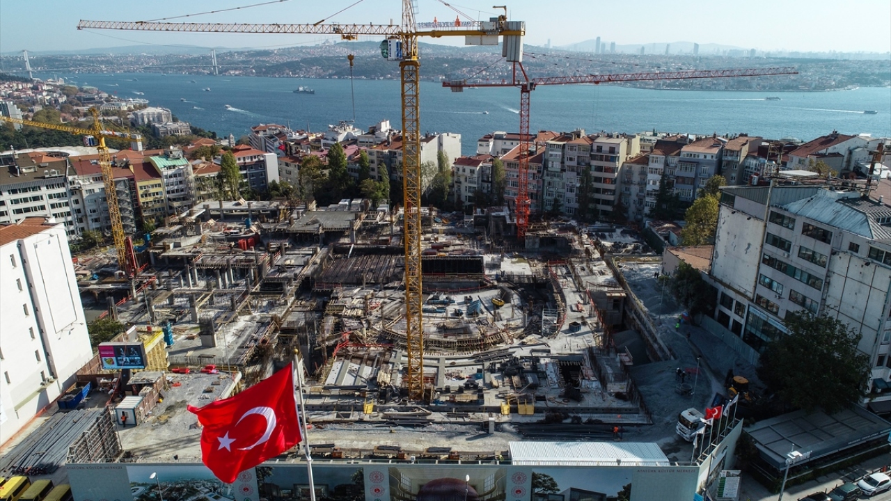 5 bloktan oluşacak merkezde opera salonunun bulunduğu sahne ortaya çıkmaya başladı. 