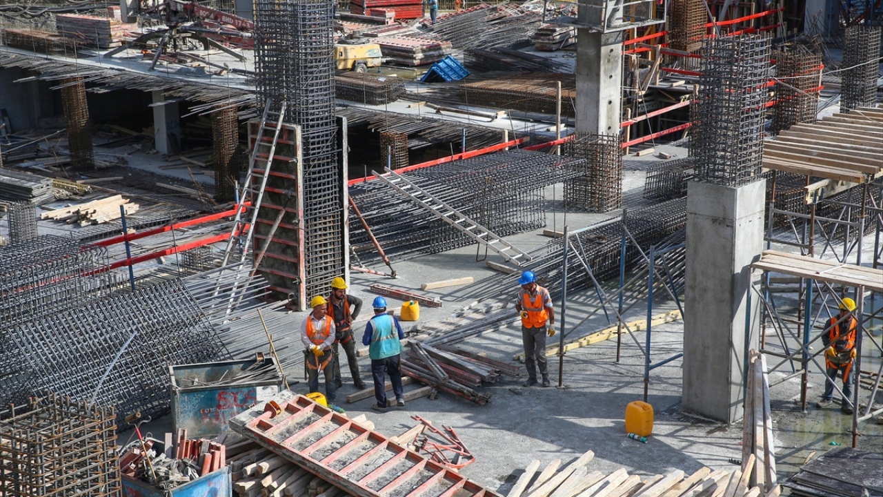 Projenin Beyoğlu`na ayrı bir cazibe katacağını anlatan Yıldız, kültür-sanat etkinliklerinin Beyoğlu`nun her tarafında olacağını sözlerine ekledi. 