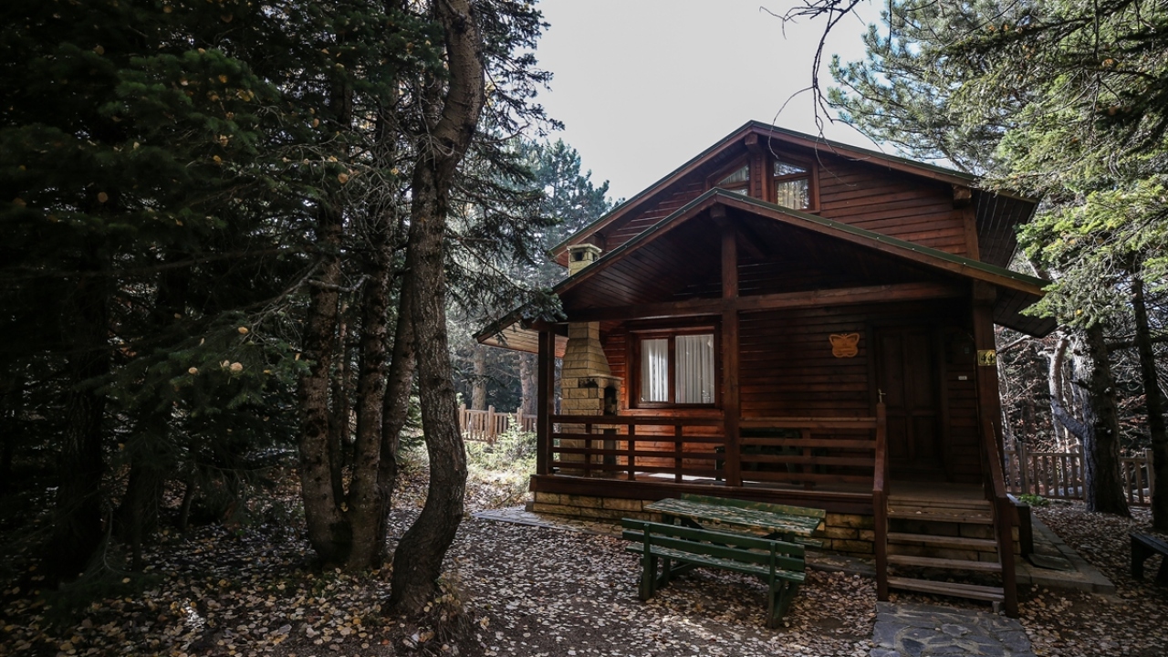 Yaklaşık 5 yıldır faaliyetlerini sürdürdüklerini belirten Özenoğlu, en az 4 kişilik olmak üzere 52 bungalov evlerinin olduğunu dile getirdi.