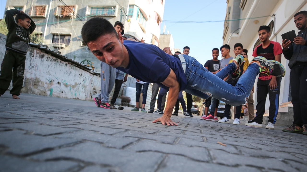 Sokak dansçısı Ahmed el-Gariz, Gazze`de hip hop ve sokak dansını öğretmek için açtıklarını mekânın gençlerin uğrak yerlerinden olduğunu söyledi.