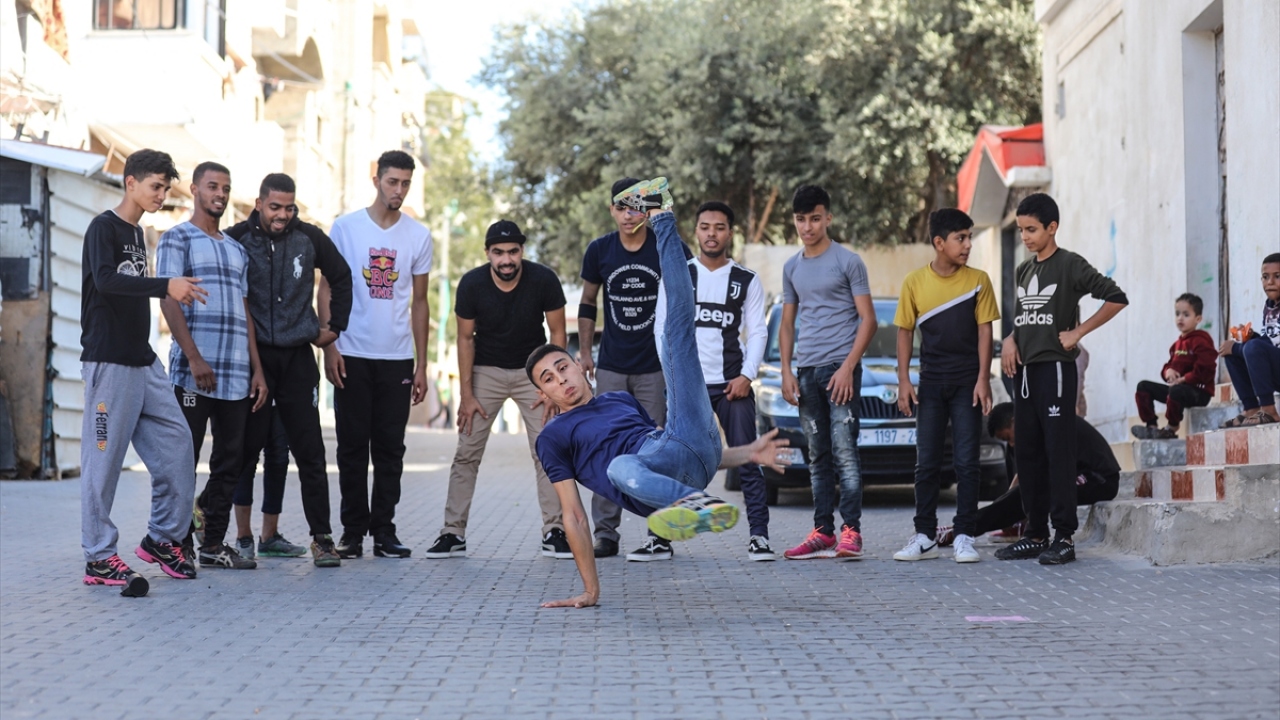 Gariz, "Okul" adını verdikleri mekânı, Gazze`de break dance, rap ve grafitinin yaygınlaşması için ilk kültürel basamak olarak nitelendirdi.