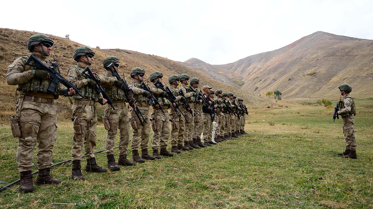 Kırsalda terör örgütü PKK`ya yönelik operasyonların yanı sıra uyuşturucu ticareti ve kaçakçılığın önlenmesinde etkin rol oynayan "keskin burunlar", aldıkları eğitim sayesinde suç ve suçlularla göz açtırmıyor. 