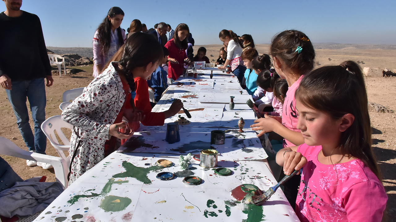Çınar ilçesindeki Ovabağ Ortaokulu öğrencileri, "Zerzevan ile Kültürümü Öğreniyorum" etkinliğinde tarihi kalede eğitim ve tarihi motiflerin yer aldığı alçıdan çanak, çömlek yaptı.