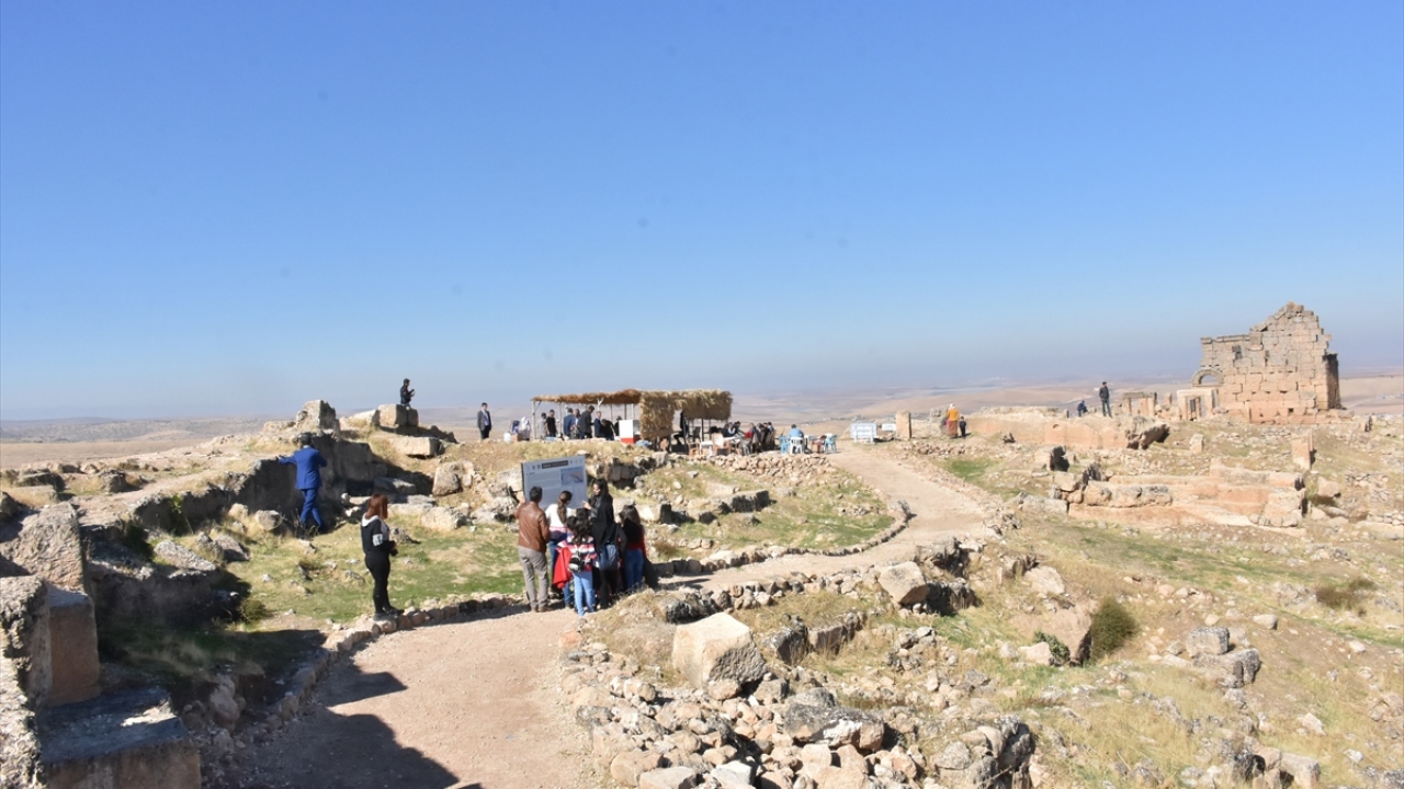 Kazı Başkanı Doç. Dr. Aytaç Coşkun ve ekibinde yer alan görevliler, öğrencilere, kalenin tarihi ve sürdürülen arkeolojik kazılarla ilgili bilgi verdi.