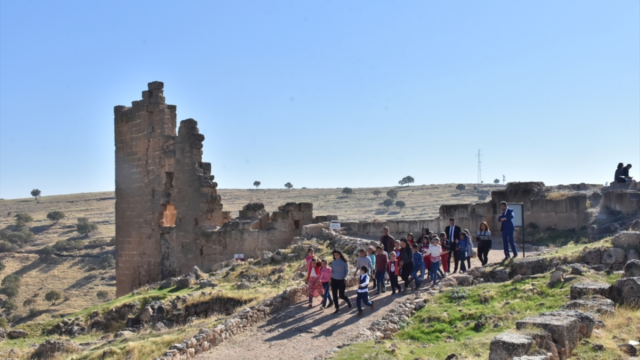 Çınar Kaymakamı Selami Kaya, yaptığı açıklamada, kültürel miras bilincini kazandırmak ve tarihin korunmasını sağlamak amacıyla öğrencilerin kalede ders işlediğini söyledi.