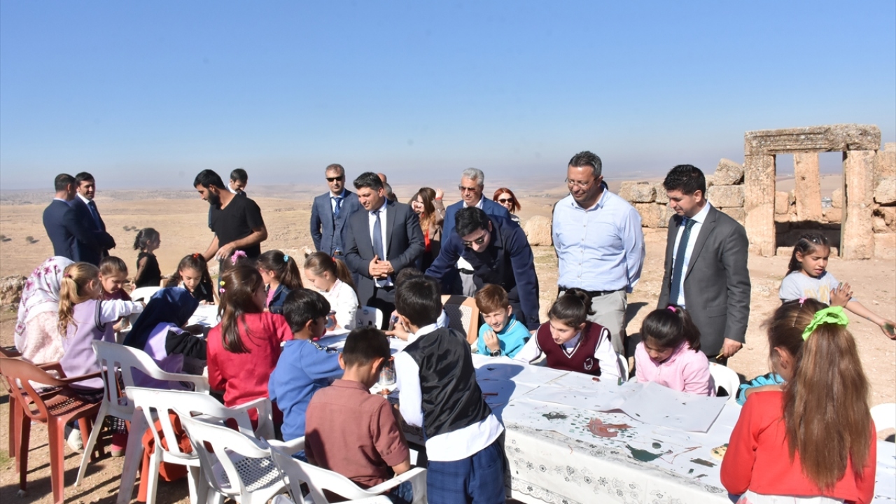 Doç. Dr. Aytaç Coşkun da, proje ile Zerzevan Kalesi`nin dersliğe dönüştüğünü dile getirerek, kaleye gelen öğrencilerin sosyal bilgiler, tarih ve kültür eğitimi aldığını aktardı.