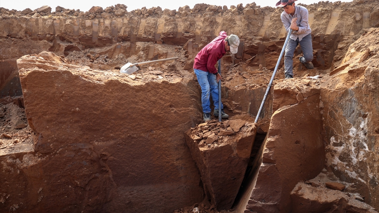 Nemrut Dağı`nın eteklerindeki ocaklardan murç, çivi, balyoz ve levye yardımıyla kırılıp, bloklar halinde çıkarılan Ahlat taşı, atölyelerde işlenerek siparişle Türkiye`nin birçok yerine gönderiliyor.