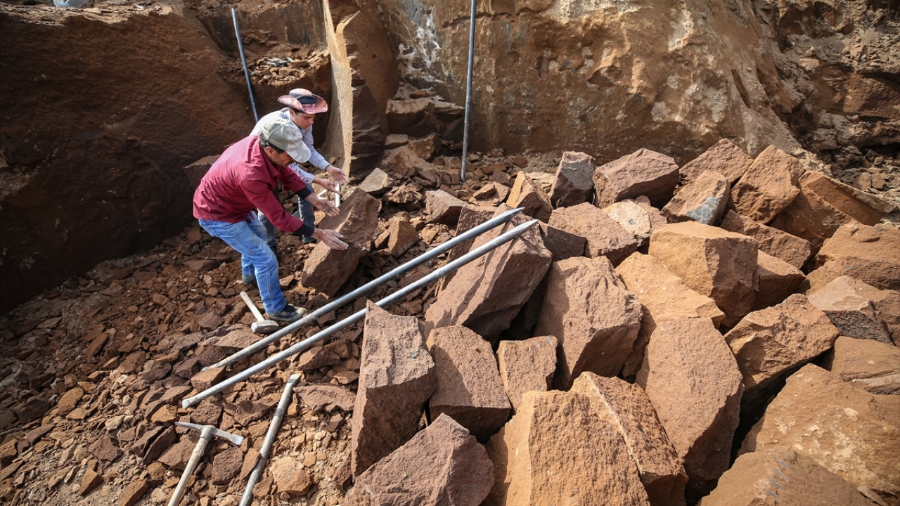 Ahlat taşının toprak altından çıkarılıp bina süslemelerinde kullanılmasına kadar süren zahmetli yolculuğu, bölgede çok sayıda kişiye istihdam da sağlıyor. 