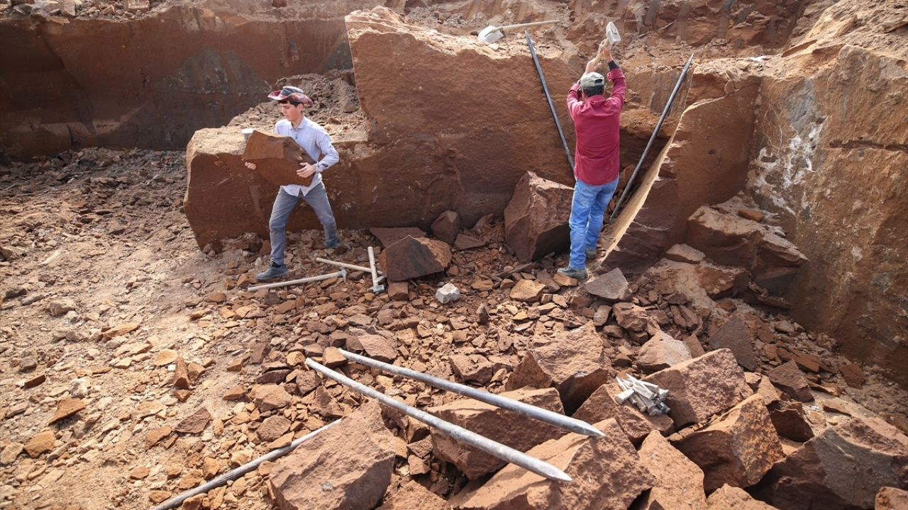 Günün ilk ışıklarıyla ocaklara gelen işçiler, büyük emek harcayarak çıkardıkları taş blokları işlenmek üzere atölyelere gönderiyor.