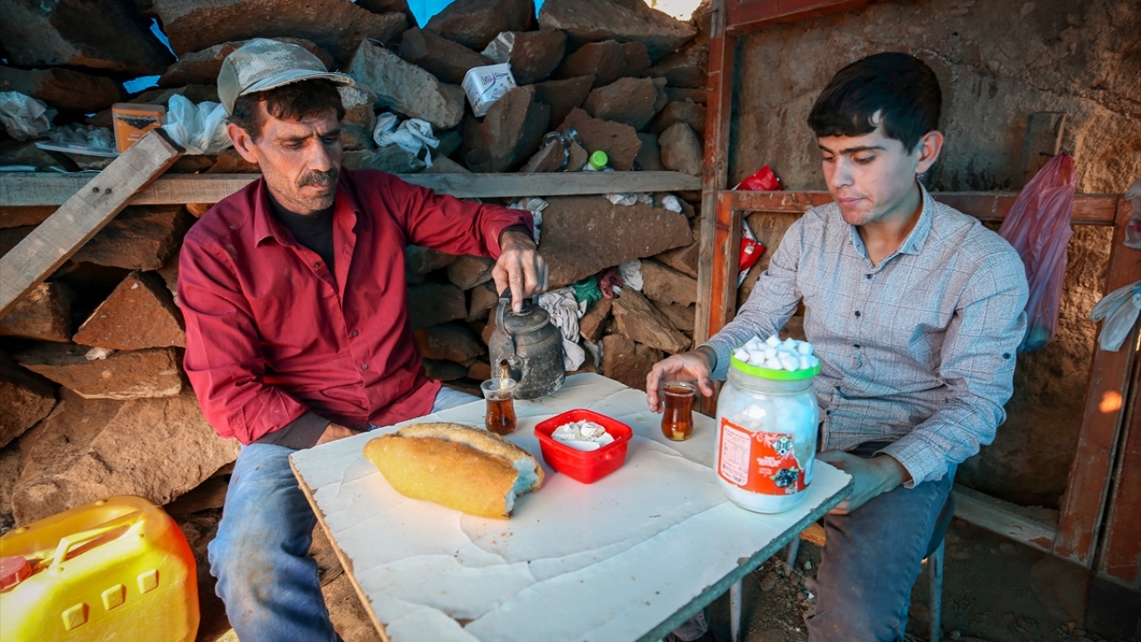32 yıldan beri ocaklarda çalışan Cevdet Nacaroğlu, yaptığı açıklamada, taşın Selçuklu döneminden bu yana yaygın şekilde kullanıldığını söyledi. 