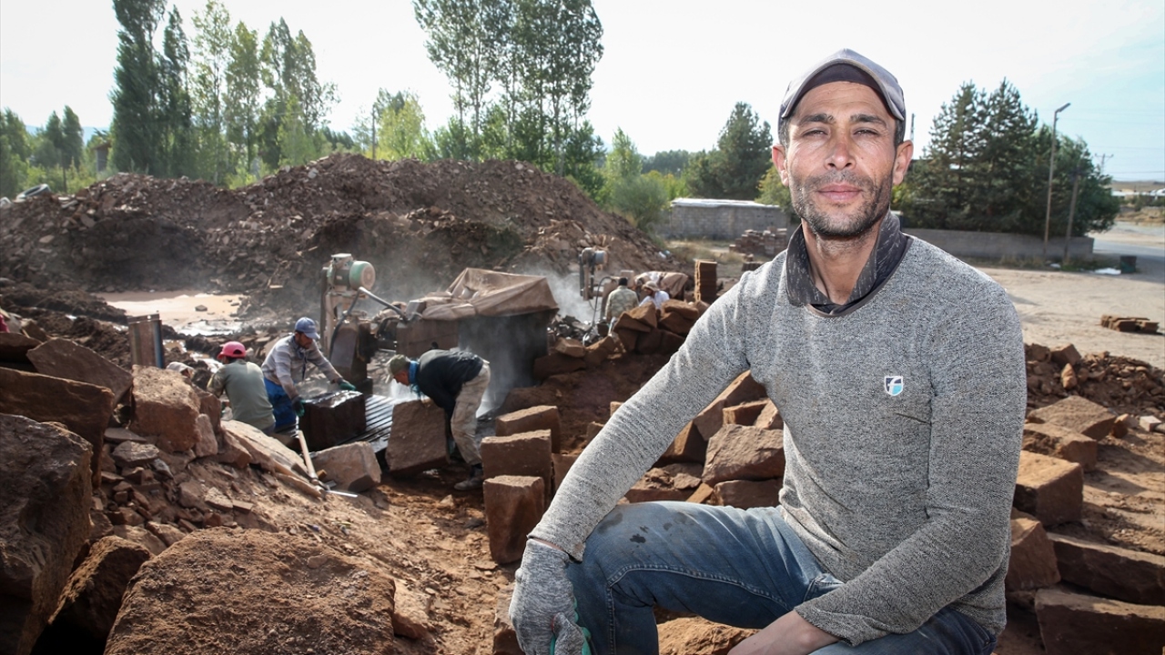 İşçilerden Gökhan Menteşe de ocaklarından çıkarılan taşları atölyede işledikten sonra satışa hazır hale getirdiklerini anlattı.