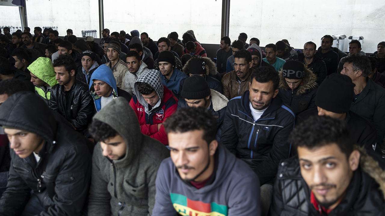 Yunanistan`ın zorla geri gönderdiği düzensiz göçmenler Yunan sınır birliklerinin insan haklarını hiçe sayarak uluslararası hukuku ihlal ettiğini söyledi.