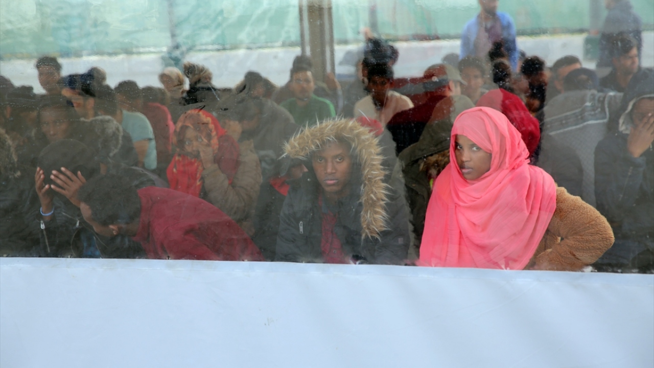 Zorla geri gönderildiklerini ifade eden, kıyafetleri, ayakkabıları olmayan ve bazılarında darp izleri bulunan düzensiz göçmenler Mehmetçik tarafından sınırda yakalanıyor.