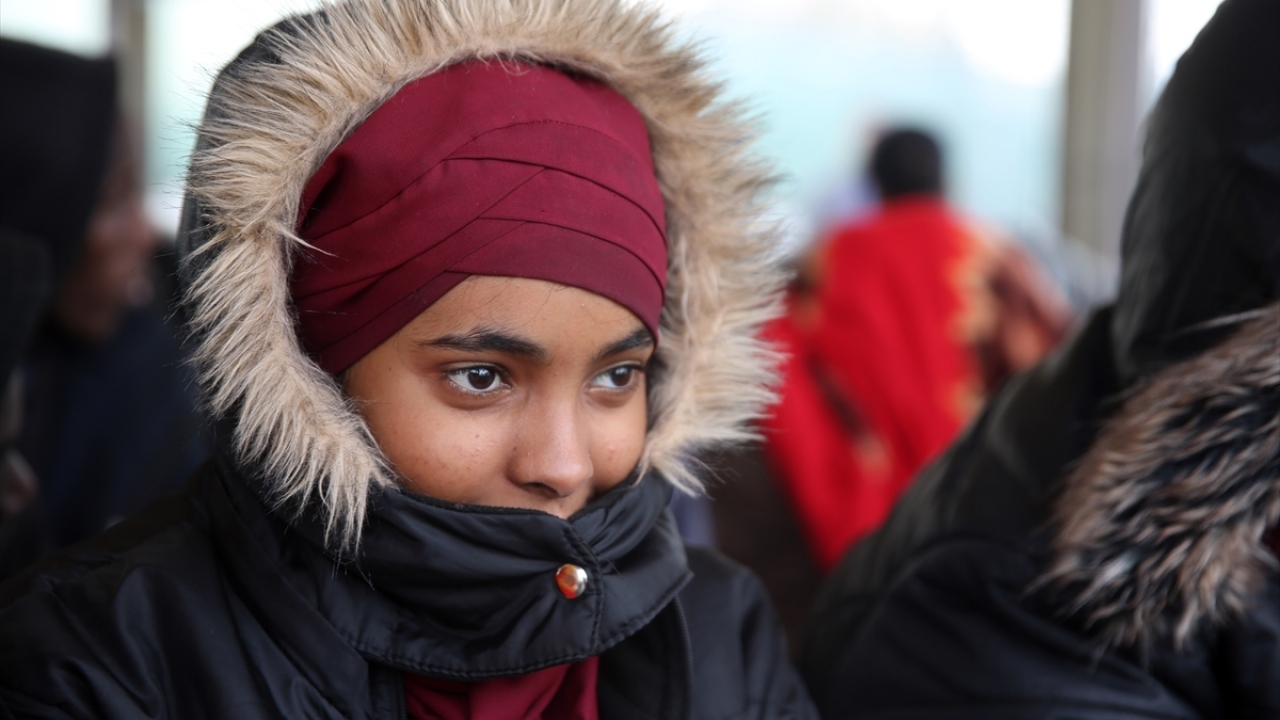 Bitkin ve halsiz halde bulunan düzensiz göçmenler İl Göç İdaresi`ne teslim ediliyor. Edirne İl Göç İdaresi personeli mesai mefhumu gözetmeden düzensiz göçmenlerin kayıt, barınma işlerine koşturuyor.