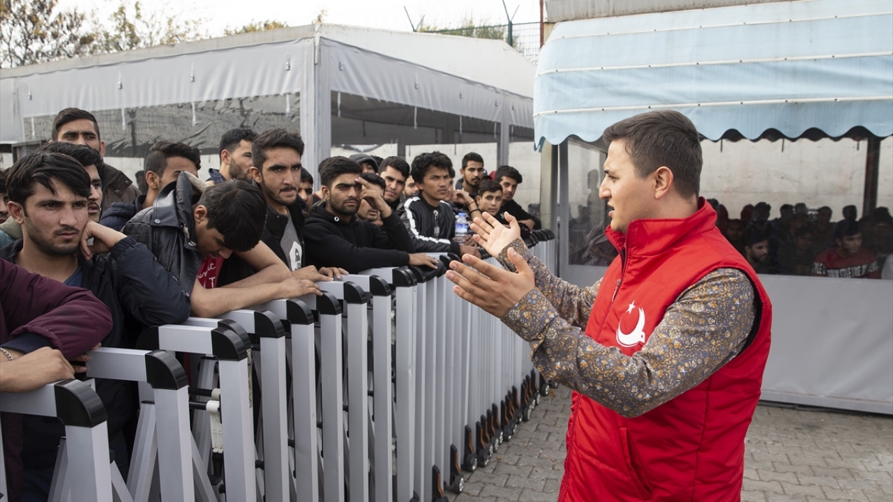 Üç gün önce Kapıkule Sınır Kapısı yakınlarında yakalanan Yunanistan`ın zorla geri ittiği düzensiz göçmenler konuştu.