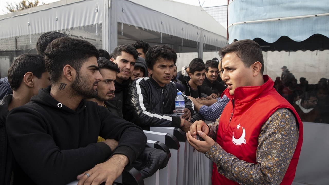 Yaşadıklarını anlatırken zaman zaman gözleri dolan düzensiz göçmenler, insan hakları ihlalini Avrupa`nın görmesini ve müdahale etmesini istediler.