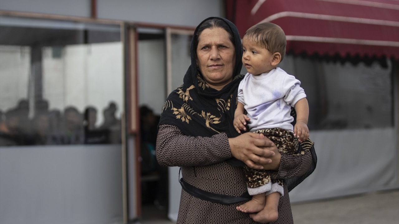 Bakanlıktan yapılan açıklamada, Yunanistan`ın düzensiz göçmenleri karadan ve denizden Türkiye`ye geri ittiği belirtilerek, Yunan makamlarına, bu durumu inkar etmek yerine uluslararası hukuka aykırı bu uygulamayı düzeltme çağrısında bulunulmuştu.