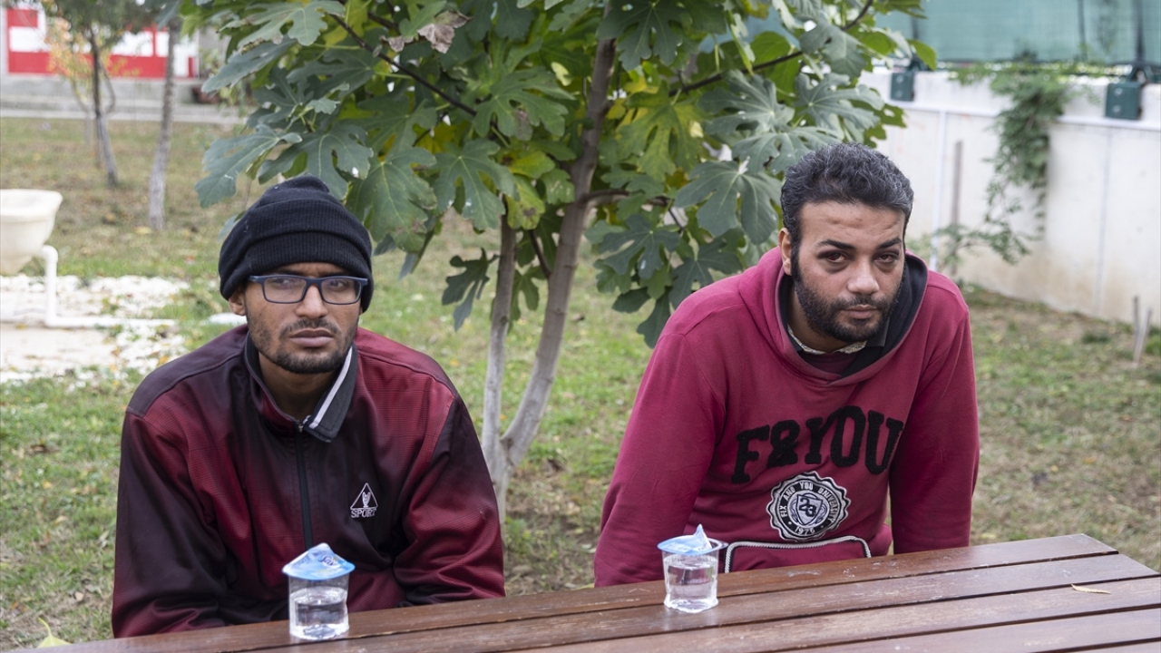 Üç gün önce sınırda darp edilmiş halde bulunan gözleri mor Mısır uyruklu Ahmet Cuma, yaptığı açıklamada, Yunanistan`a gittikten sonra oradaki askerler tarafından yakalandığını anlattı.