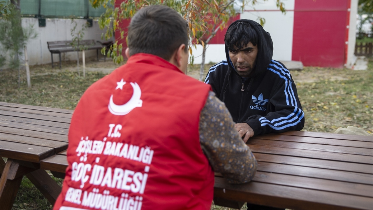 Mısır vatandaşı Velit Cemal ise Yunanistan`da polisler tarafından yakalandıktan sonra bir karakola götürüldüklerini ve tüm eşyalarının alındığını anlattı.