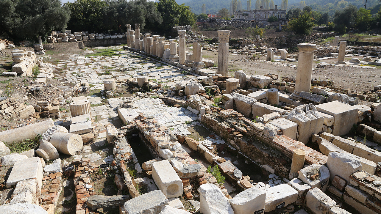 Eskihisar Mahallesi`nde bulunan 3 bin yıllık Stratonikeia Antik Kenti, UNESCO Dünya Mirası Geçici Listesi`nde yer alıyor.