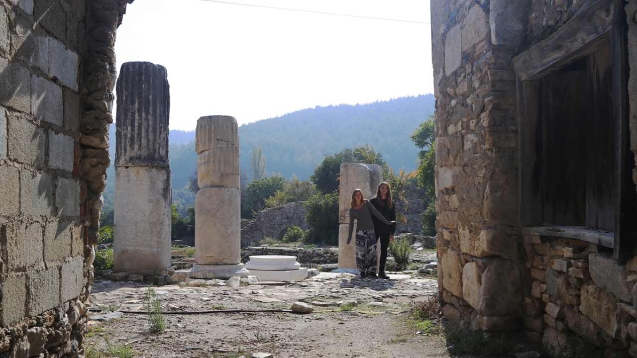 Onun için de koruma ve kullanma dengesi arasındaki çizgiyi iyi muhafaza etmek istediklerini belirten Söğüt, antik dönemden bugüne her dönemi kendi seviyesinde bir arada koruduklarını bildirdi.