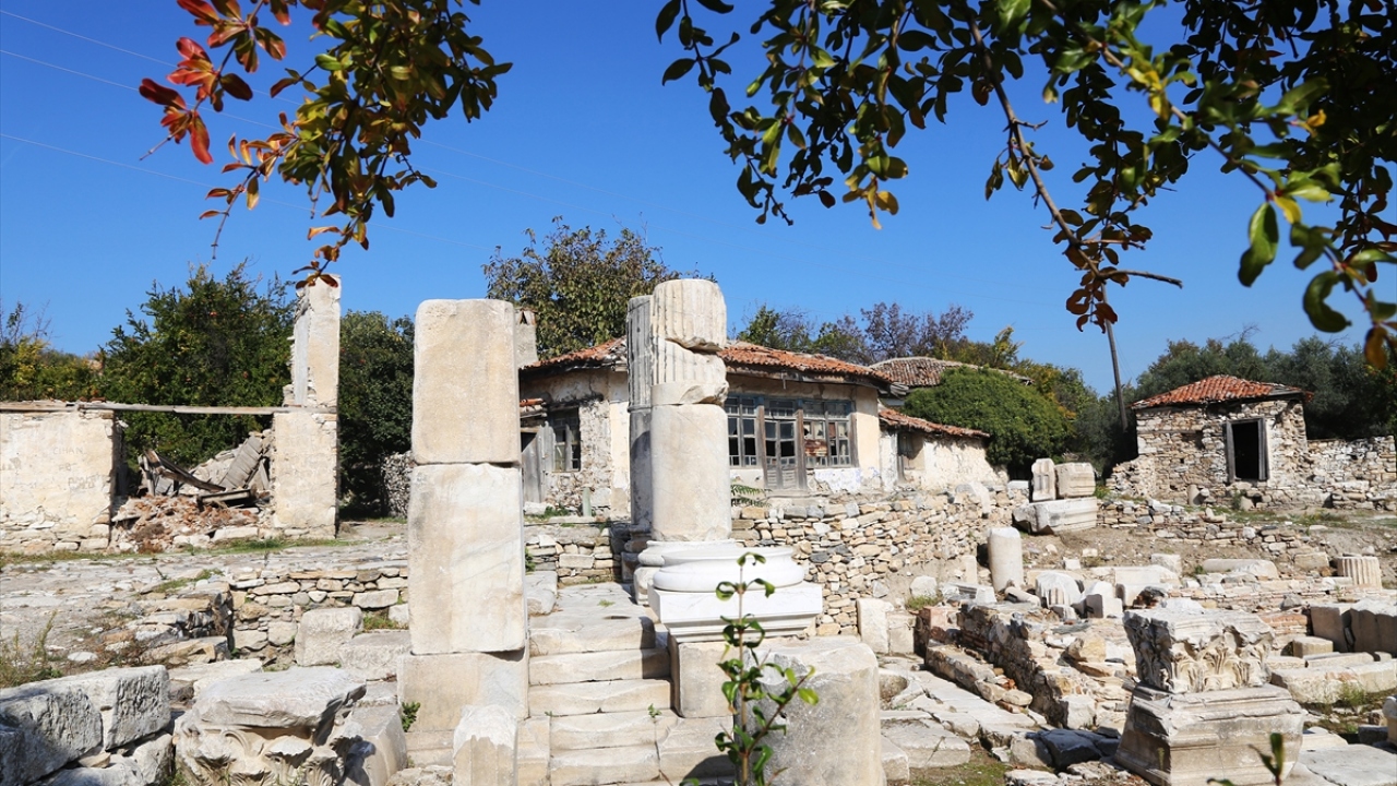 Ziyaretçilerden Orhan Aygün, antik kentte medeniyetleri bir arada görmenin kendilerine doyumsuz bir gezi yaşattığını ifade etti.