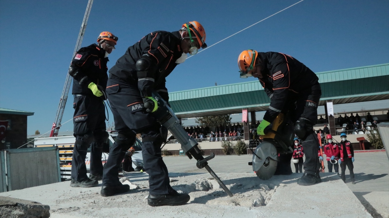 Yıkılan binaların bulunduğu bölgede keşif yapan ekipler, arama kurtarma köpeklerinin de yardımıyla enkaz altında kalanların yerlerini tespit etti. 