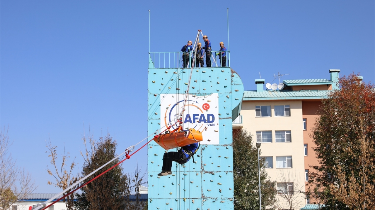 Daha sonra beton zeminleri delerek yaralılara ulaşan ekipler, müdahalenin ardından yaralıların sahra hastanesine ulaştırılmalarını sağladı.