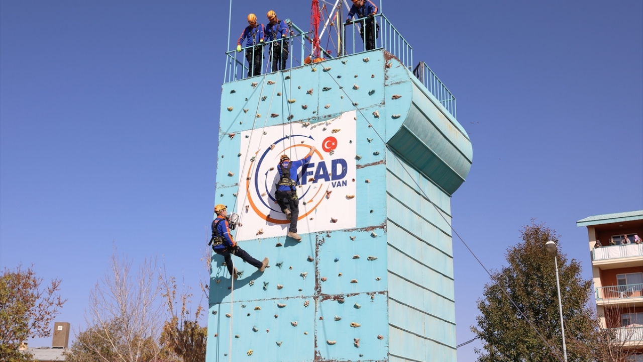 Vali ve Büyükşehir Belediyesi Başkan Vekili Mehmet Emin Bilmez, sadece Van`ın değil, çevresindeki illerin de deprem açısından risk taşıdığını söyledi.