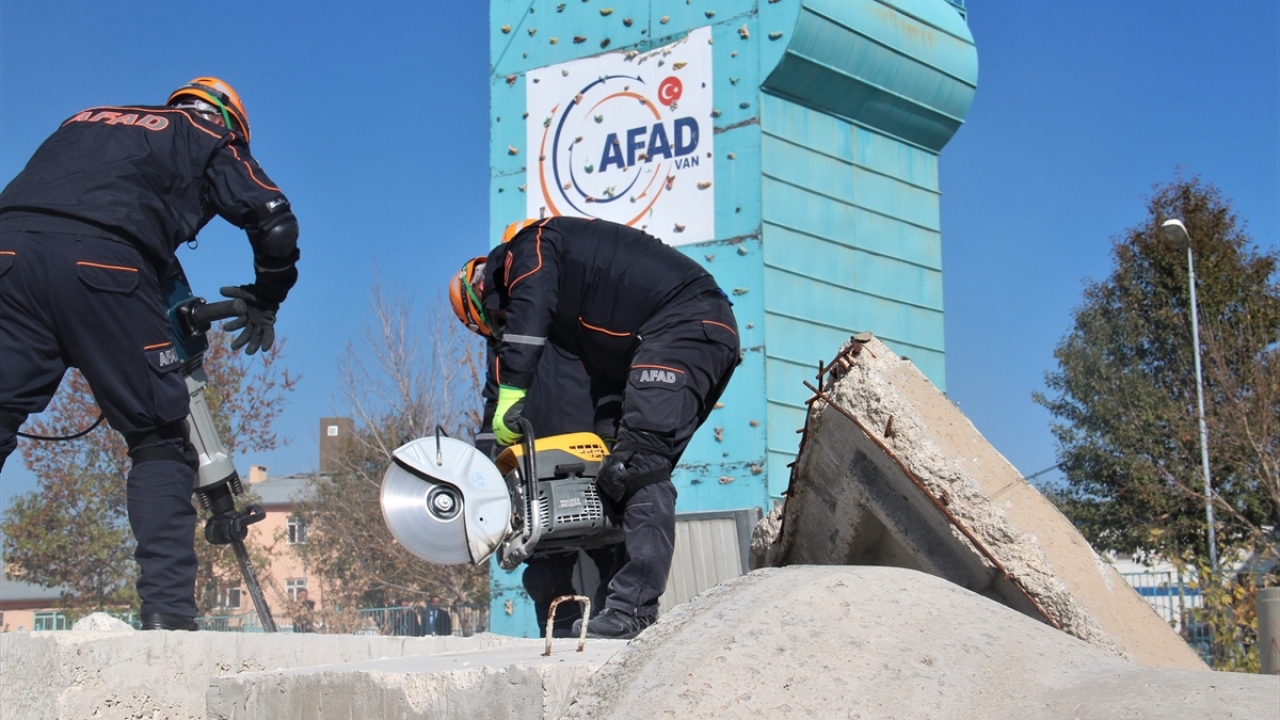 Van`da konuşlanan AFAD`ın komşu illerde yaşanabilecek afetlere de müdahale edeceğini belirten Bilmez, bu nedenle sürekli eğitim, tatbikat ve bilgilendirme faaliyetleriyle afetlere hazır olmaları gerektiğini vurguladı.
