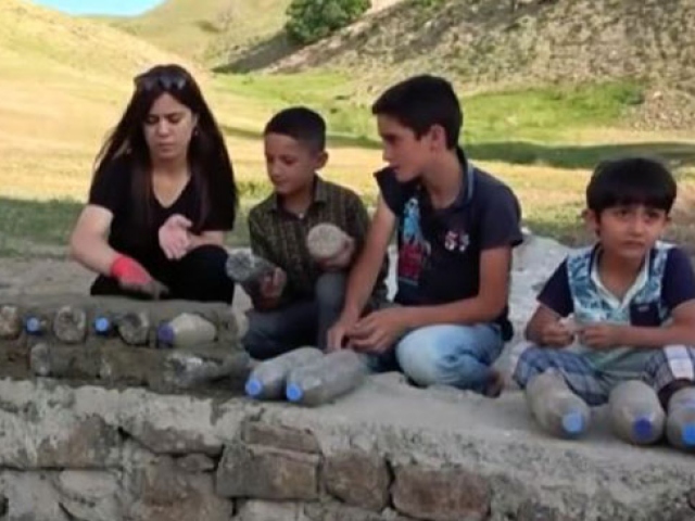 Şişelerle duvar ördüler, ödüle layık görüldüler