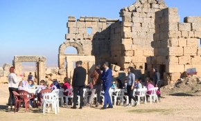 Sınıflarını tarihi Zerzevan Kalesi'ne taşıdılar