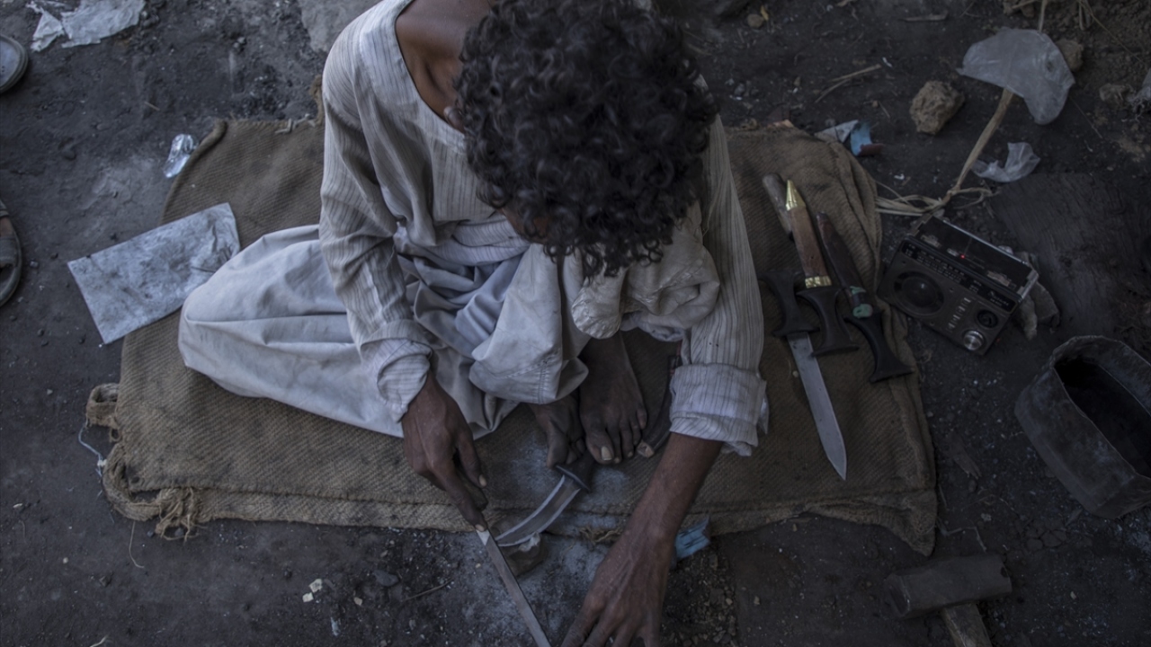 Osmanlı idaresindeki adıyla Taka, bugünkü ismiyle Kesele`de 1800`lerde inşa edilen Osmanlı mirası tarihi çarşıdaki az sayıda demirci ustası, geleneksel kılıç kültürünü gelecek nesillere aktarmaya çalışıyor.