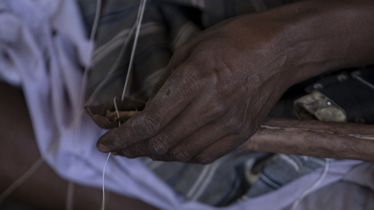 Tarihi çarşıda Arap kılıçlarının yanı sıra Osmanlı, Etiyopya ve Avrupa`ya has tarihi ve modern kılıçlarla çeşitli antika ve deri eşyalar yerli ve yabancı turistlerin beğenisine sunuluyor.