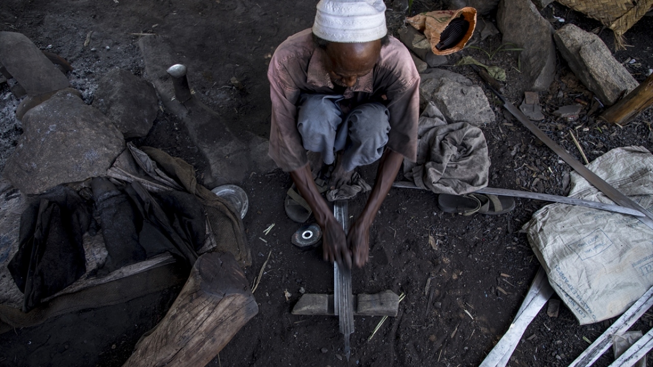 Atalarının mirasını yaşattığı için mutluluğunu dile getiren çarşıdaki demirci ustalarından Hüseyin Ab Nembab, "Ateşte ısıttığımız demire örs ve çekiçle şekil vererek, deri muhafazasıyla satışa sunuyoruz." dedi.