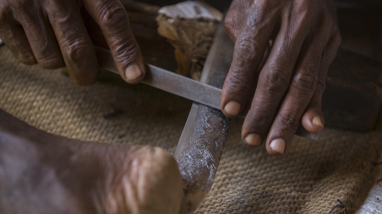 Kılıç ustalığının, emek ve sabır isteyen zor bir zanaat olduğunu belirten Nembab, günde ancak 5 kılıç yapabildiğini söyledi.