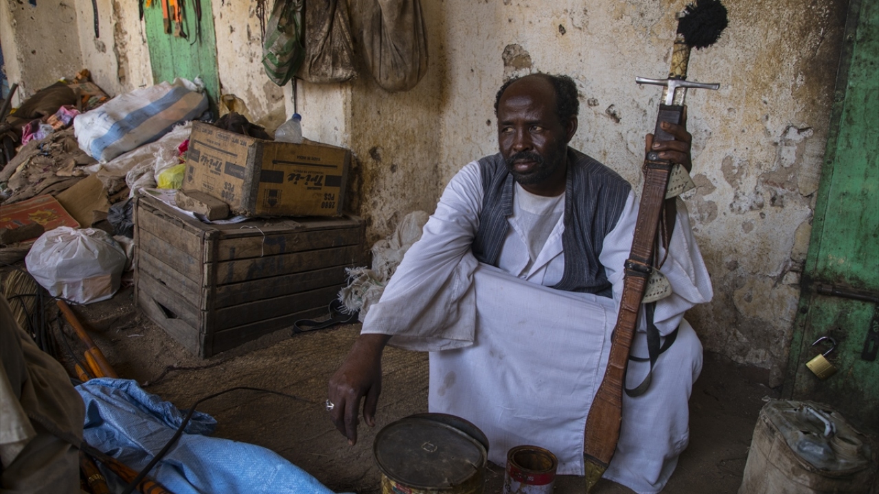 Musa, çok farklı model ve ebatlarda kılıçlar ürettiklerini dile getirerek, "Türk, Habeş, İngiliz, Arap kılıçları var. Raşayide, Dımeşkı ve Süleymani modelleri de var. Çarşımızda 800 yıllık antika kılıcımız bulunuyor." ifadesini kullandı.