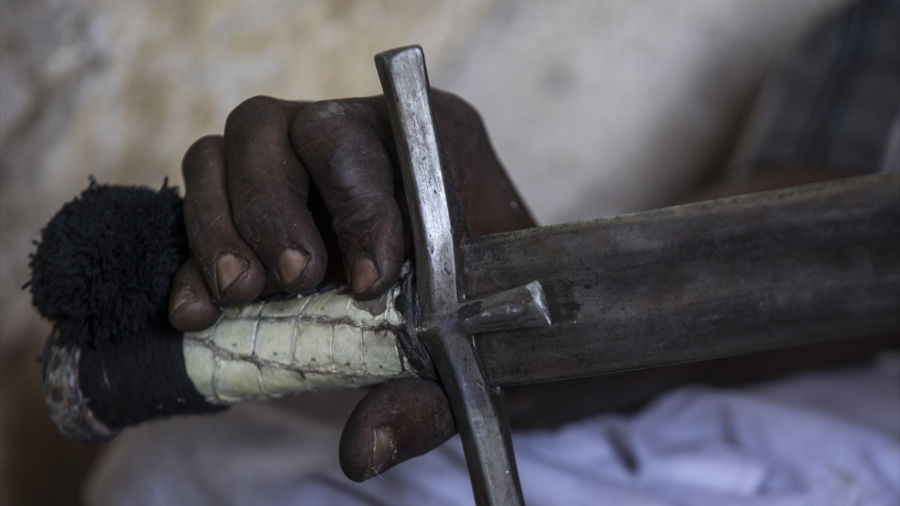 Yöresel kılıçları 40 ila 60 dolara sattıklarını aktaran Musa, tarihi kılıçların ise bin doların üstünde alıcı bulduğunu kaydetti.