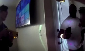 ABD polisinden bebeğini kucağında tutan babaya elektro şok