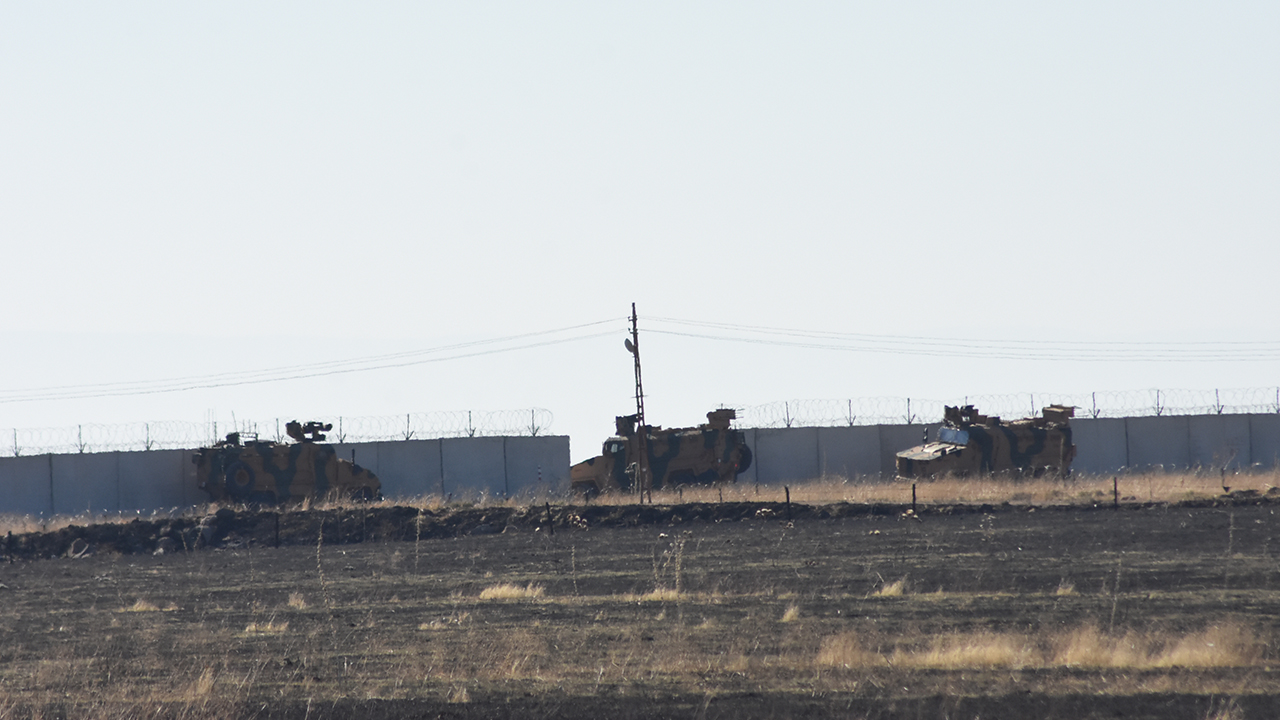 Suriye`de "güvenli bölge" uygulamaları kapsamında Türk ve Rus askerlerince Fırat`ın doğusundaki kara devriyeleri devam ediyor.