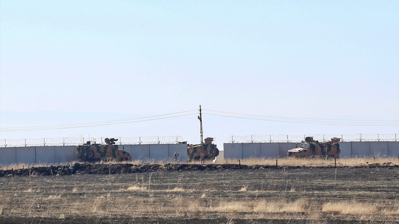 Türk ve Rus birlikleri, Rasulayn ile Kamışlı arasındaki bölgede, geçtiğimiz salı günü ikinci ortak kara devriyesi gerçekleştirmiş, bölgeden teröristlerin çekilip çekilmediği kontrol edilmişti.