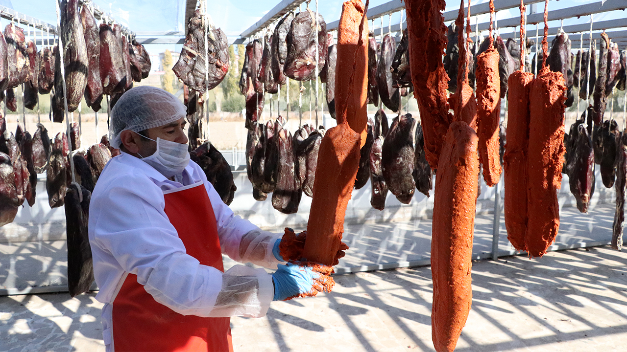 Tarihi bin 500 yıl öncesine Orta Asya Türklerine kadar uzanan pastırma, "pastırma yazı" döneminde ayrı bir lezzete kavuşuyor.
