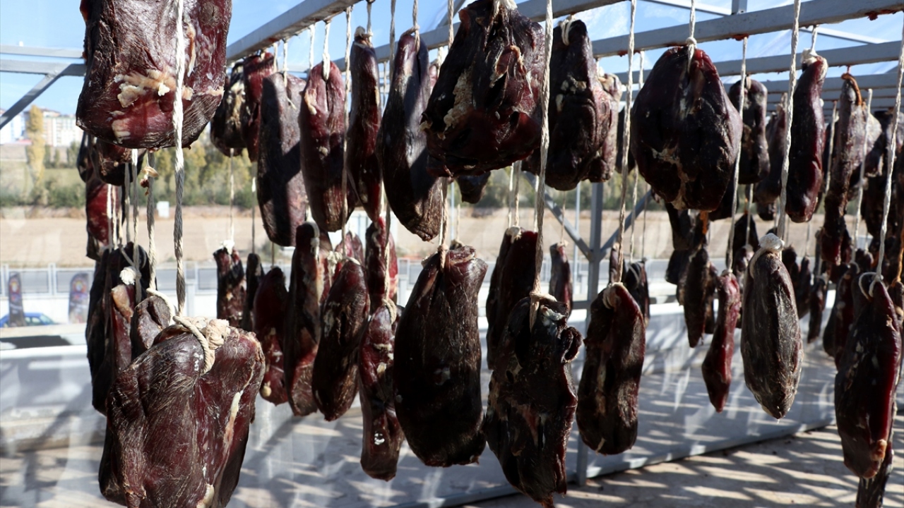 Pastırma yapımı için en uygun zaman olarak gündüzlerin sıcak, gecelerin ise soğuk olduğu ekim ayı sonunda başlayıp kasım ortasına kadar devam eden ve "pastırma yazı" olarak bilinen dönem tercih ediliyor.