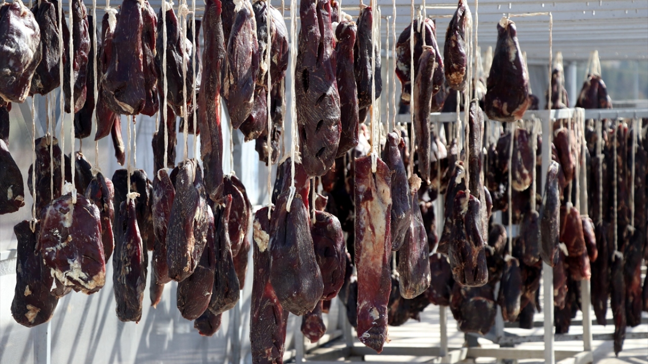 En lezzetli pastırmanın "pastırma yazı" olarak ifade edilen dönemde imal edildiğini anlatan Bağlamış, Erciyes Dağı`ndan gelen esintinin kurutmaya asılan pastırmanın olgunlaşması ve lezzet kazanmasında önemli rol oynadığını belirtti.