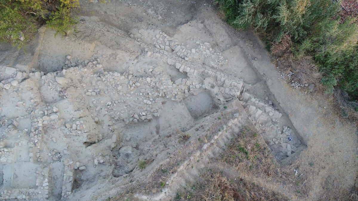 Sazcı, ele geçen buluntular arasında 3 bin 500 yıl öncesine ait seramikler, ağırşaklar, dokuma tezgahları, el baltaları ve yine Balkanlardan tanınan motiflerin üzerinde olduğu bir levha parçasının yer aldığını sözlerine ekledi.
